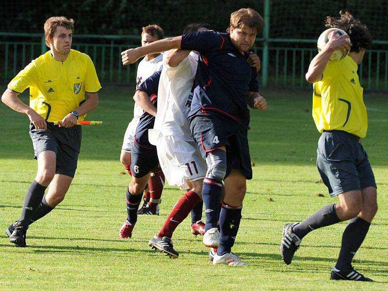 Fotbalisté Doks (v modrém) v čele s Martinem Škvárou neunesli závěr utkání v Novém Kníně, po němž sestupují do I. B třídy. Škvára fyzicky napadl rozhodčího Čermocha