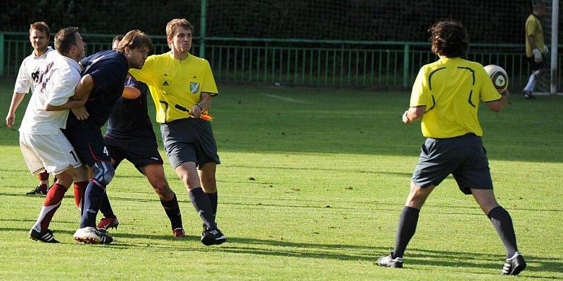 Fotbalisté Doks (v modrém) v čele s Martinem Škvárou neunesli závěr utkání v Novém Kníně, po němž sestupují do I. B třídy. Škvára fyzicky napadl rozhodčího Čermocha