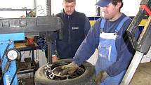 Většina pneuservisů začala s přezouváním vozidel na zimní gumy již před měsícem.