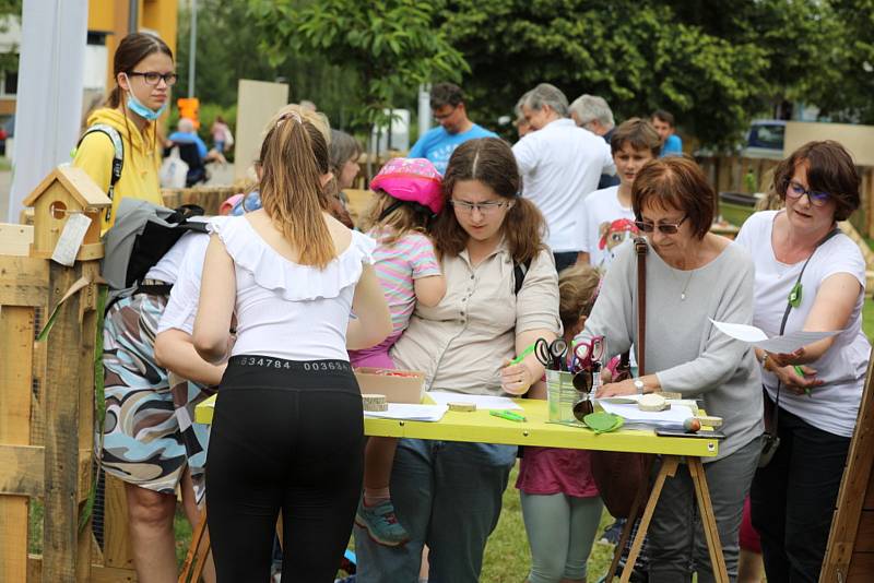 Ze slavnostního otevření komunitní zahrady na Václaváku v Kročehlavech.