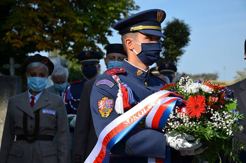 Poklonit se památce prvního československého prezidenta Tomáše Garrigue Masaryka přijeli v pondělí 14. září do Lán přední političtí představitelé, ale také zástupci Sokola a dalších organizací.