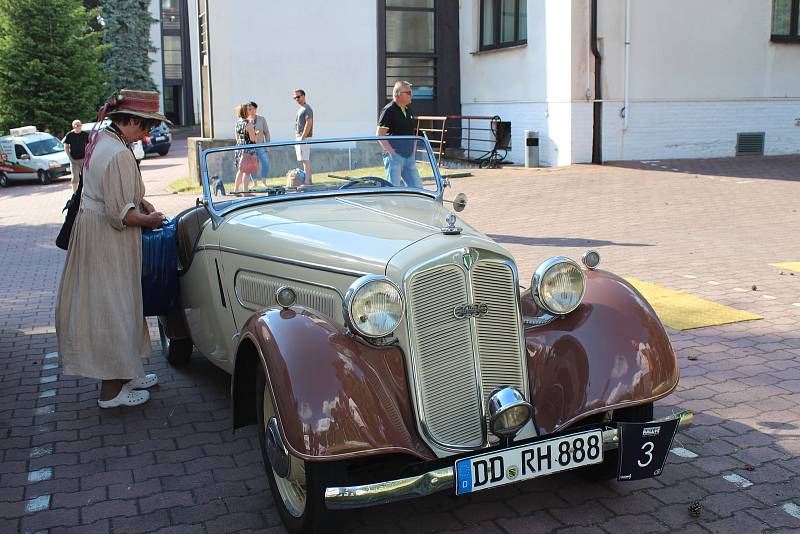 V rámci Veteran rallye Kladno byla na silnicích k vidění třicítka historických vozidel.