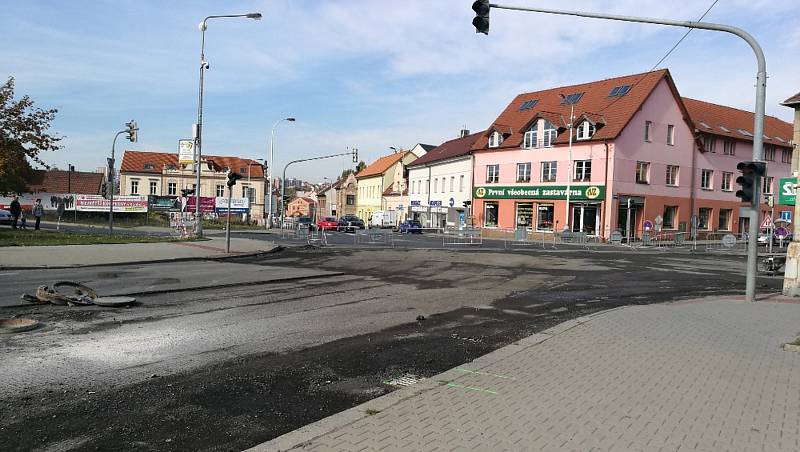 Řidiči, pozor! Křižovatka v Kladně u Baumaxu je uzavřena, stejně jako silnice ve Švermově.