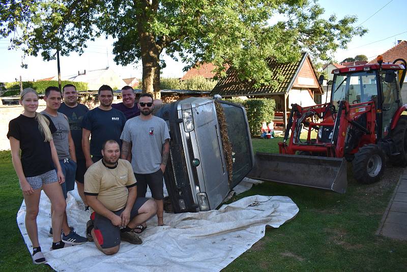 Od ničivé povodně uběhlo dvacet let. Skladba SDH Zlonice se za ty roky poněkud proměnila. Snímek je z nácviku na letošní soutěž, která se bude konat na podzim v Rožmitále pod Třemšínem. Vpravo zcela vzadu u auta velitel Ladislav Jirásek.