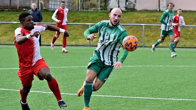 ČFL: Sokol Hostouň (v zelenobílém) remizoval v Rynholci s Karlovými Vary 1:1.