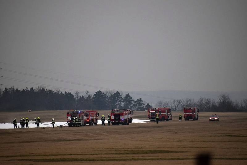 Nouzové přistání letadla Cessna 17. března 2022 na slánském letišti.