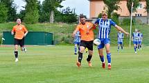 Fotbalová příprava: Slaný (v oranžovém) porazilo Hořovice 2:1.