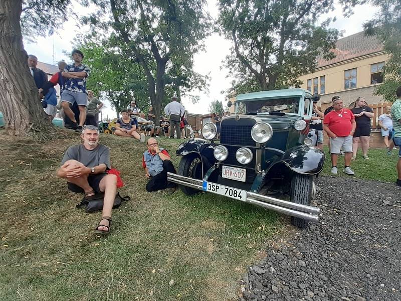 Do Hříškova dorazil na jubilejní veteránský sraz rekordní počet vozidel. Přijela i herečka Obermaierová