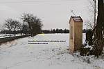 Silnice mezi Buštěhradem a Lidicemi I/61. Naznačení budoucí možné cyklostezky, kterou by mohli využít i pěší.