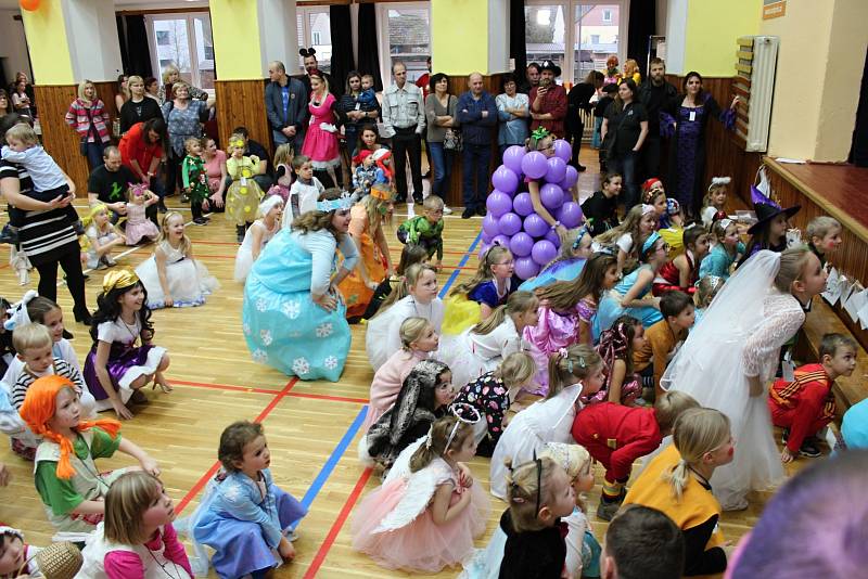 Maškarní merenda s Bárou Ladrovou a jejími plyšovými kamarády v lánské sokolovně.