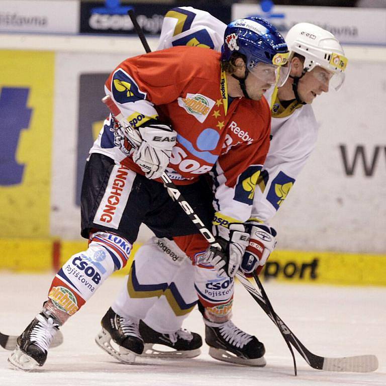 Pardubice - Kladno. Střelci gólů v oslabení - Petr Koukal (vlevo) a Jiří Kuchler