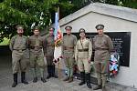 Členové ČsOL v historických uniformách ruských legionářů před mohylou.