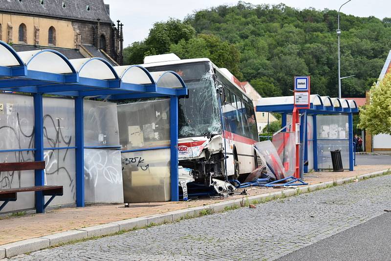 Autobus ve Slaném smetl zastávku, jeden chlapec zemřel.