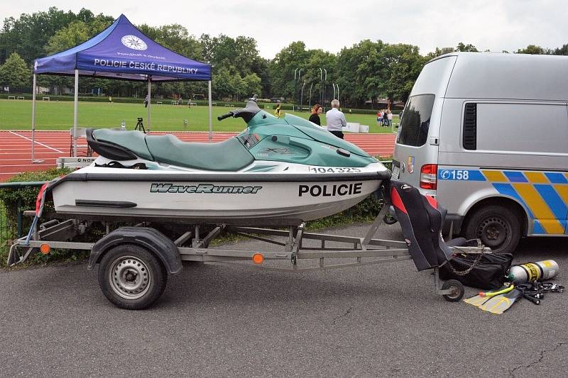 Přes bariéry s policií.