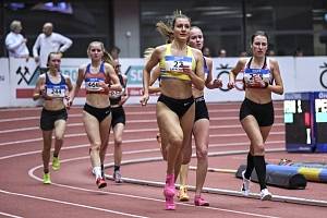 Radana Lapáčková předbíhá v závodě na 3000 metrů soupeřky o celý okruh