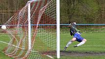 Baník se dostal do vedení pro přísné penaltě ...// Baník Libušín - SK Zichovec  2:1 (1:1), utkání OP Kladno, tř. 2011/12, hráno 21.4.2012