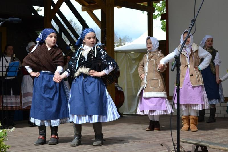 Nedělní program folklorního festivalu v místním amfiteátru.