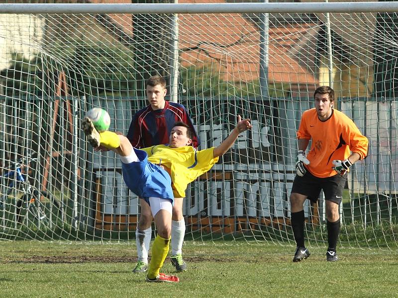 Záhadné nedělní odpoledne, Novo nasázelo 4 branky a Unhošť vyhrála 3:1 ... // TJ Unhošť - Tělovýchovná jednota NOVOMĚSTSKÝ Kladno 3:1  , utkání I.B, tř. 2013/14, hráno 30.3.2014