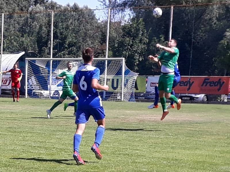 Velvary (v modrém) doma přemohly Loko Vltavín Praha 2:1.