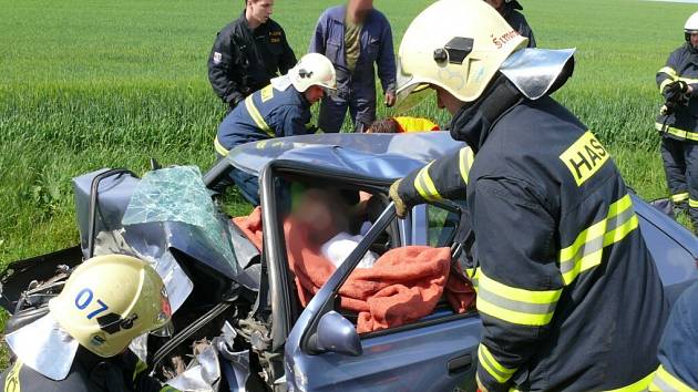 Po čelním střetu se Škodou Octavia zůstal řidič felicie zaklíněn ve voze odkud ho museli vyprostit hasiči.