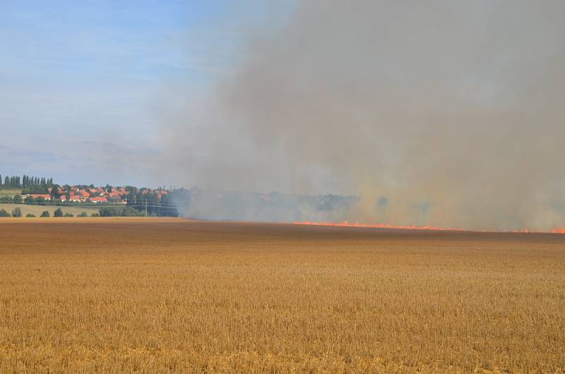 Požár pole mezi Lidicemi a Hřebčí.
