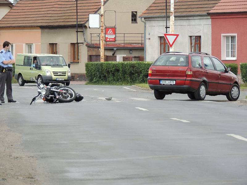 Nehoda motocyklu ve Smečenské ulici v Kladně.