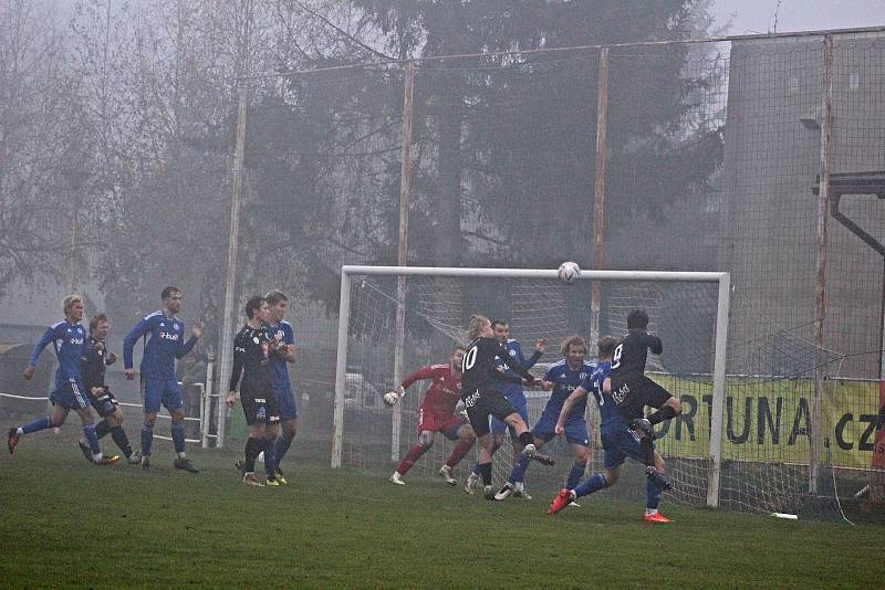 V posledním podzimním kole ČFL Velvary (v modré) porazili ve velké mlze Hradec králové B 6:0. Ladislav Vopat vstřelil 4 branky.