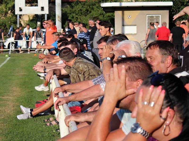 Velvary (v zeleném) prohrály v MOL Cupu s Hradcem Králové 0:1. 