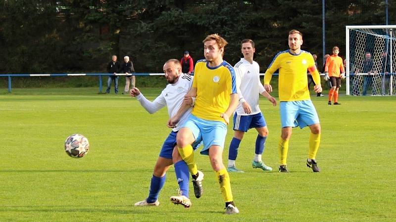 Vyrovnaný zápas I. A třídy vyhráli fotbalisté Velké Dobré (v bílém) - SK Rakovník přehráli 1:0.