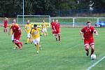 Nováček krajského přeboru Libušín (v červeném) v prvním kole nečekaně doma přehrál obhájce prvenství Poříčí 3:2 na penalty.