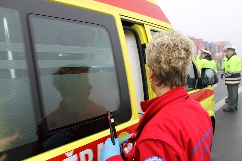 Vážná nehoda uzavřela na silnici I/7 u Panenského Týnce. Havaroval zde autobus se školními dětmi. 