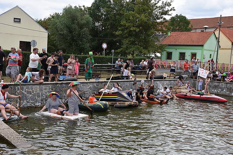 Z dětského dne v Poštovicích, odhalení znaku a vodní radovánky.