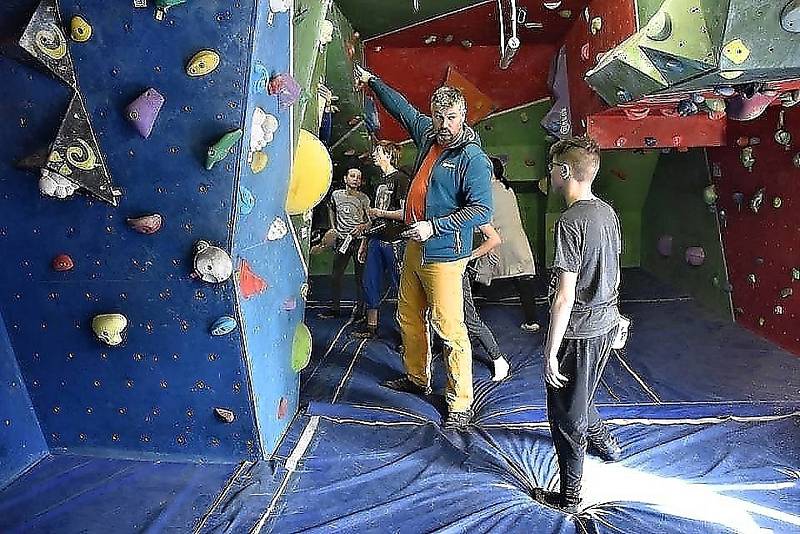 Slaný hostí nadějné horolezce, konají se zde závody v boulderingu.