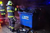 Středočeští hasiči vyjeli na přelomu roku k 39 událostem. Většinou hořel odpad.