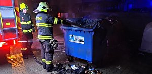 Středočeští hasiči vyjeli na přelomu roku k 39 událostem. Většinou hořel odpad.