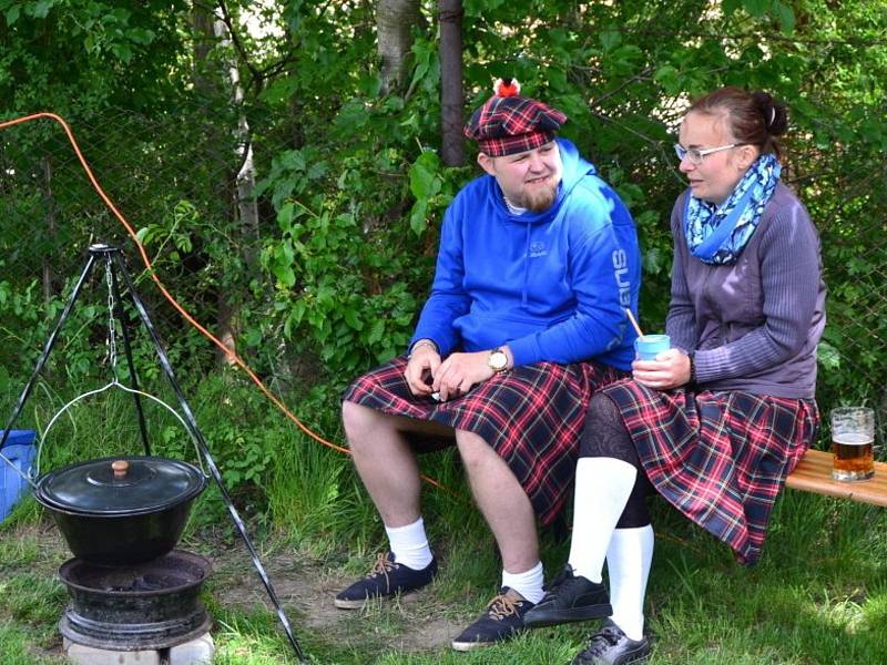 Vašírovští se oblékli do skotských kiltů a užili si zábavné odpoledne.