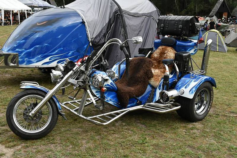 Stovky motorkářů si užily dvoudenní motorkářský festival v kempu v Žerotíně.