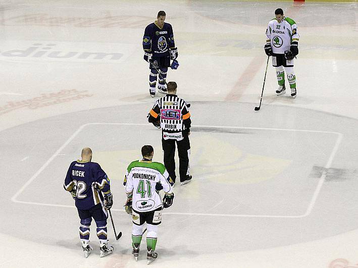 Rytíři Kladno - BK Ml. Boleslav 0 : 2,  32. kolo ELH 2011-12, hráné 20.12.11. Minuta ticha na uctění památky Václava Havla