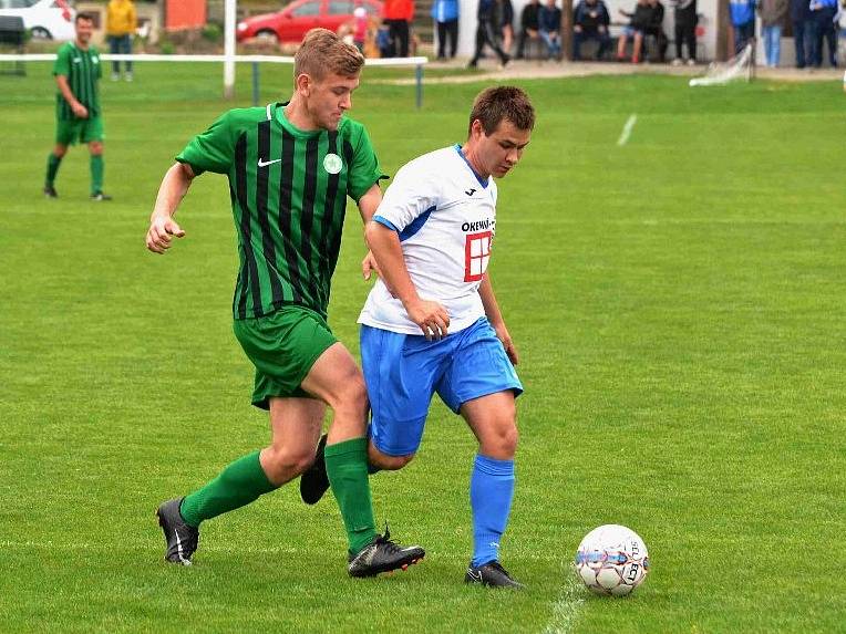 Brandýsek (v bílém) nedal šanci Kročehlavům a vyhrál 3:0.