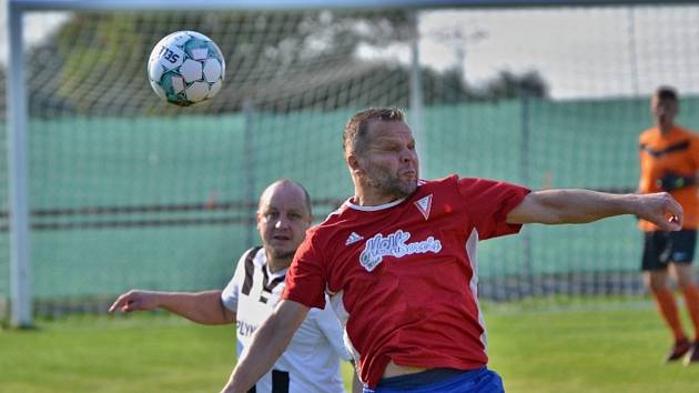 Vysoká (v červeném) přivítala nováčka Baník Švermov, který hrál hodinu o deseti, přesto vyhrál 3:0.