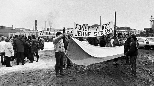 GENERÁLNÍ stávka před SONP Poldi Kladno, 27. listopadu 1989.