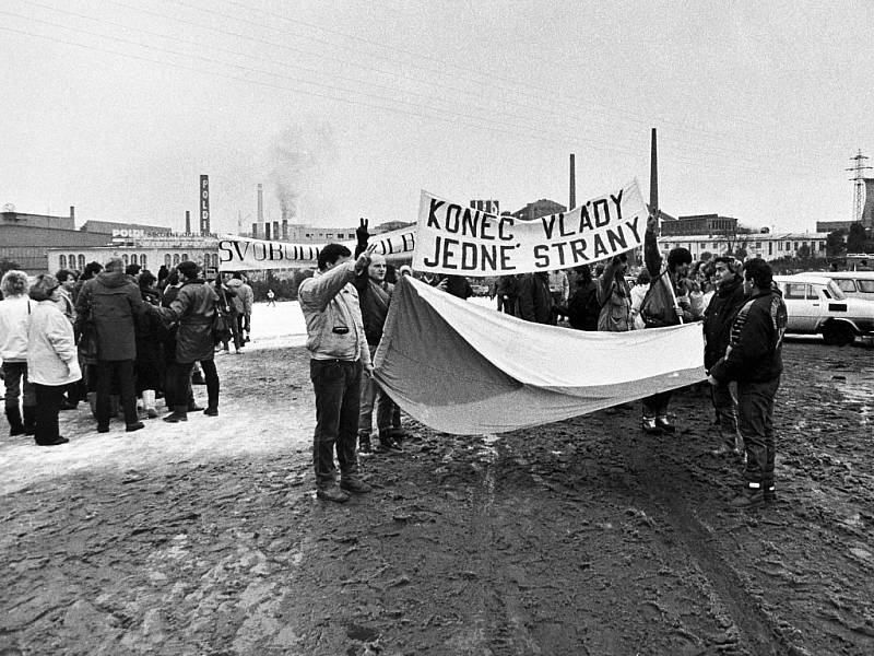 GENERÁLNÍ stávka před SONP Poldi Kladno, 27. listopadu 1989.