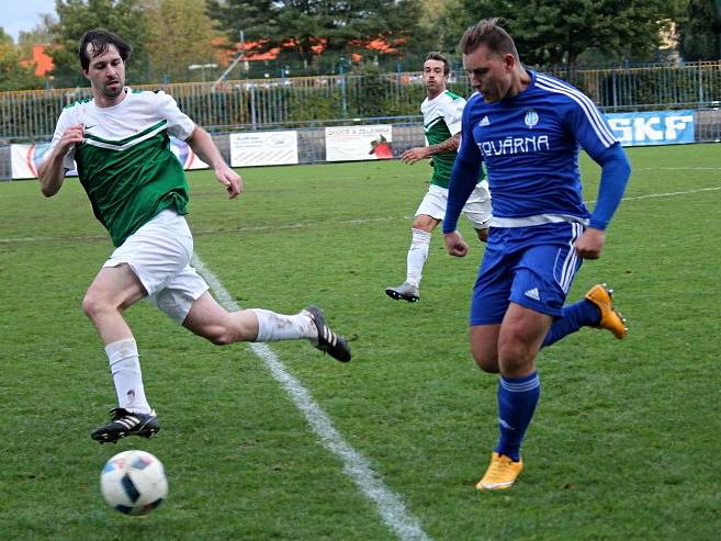 Slaný (v modrém) porazilo doma Lhotu 1:0. Hejduk kryje Stožického. 