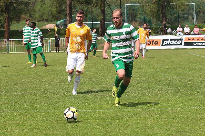 Tatran Rakovník (v zeleném) přehrál doma vedoucí Sokol Hostouň 2:1 na penalty.