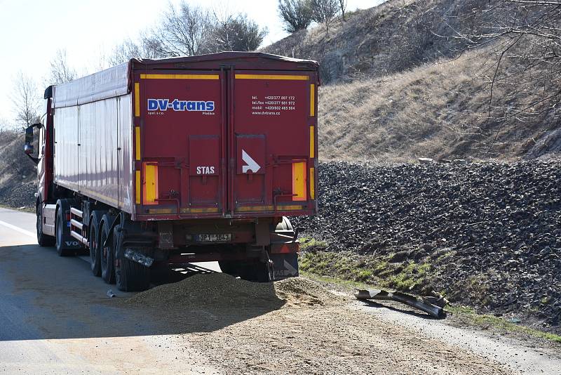 Na dálnici D7 se srazilo osobní auto s nákladním. Řidiče vyprošťovali hasiči.