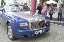 Luxusní Rolls Royce zastavil na chvíli také před budovou pojišťovny.