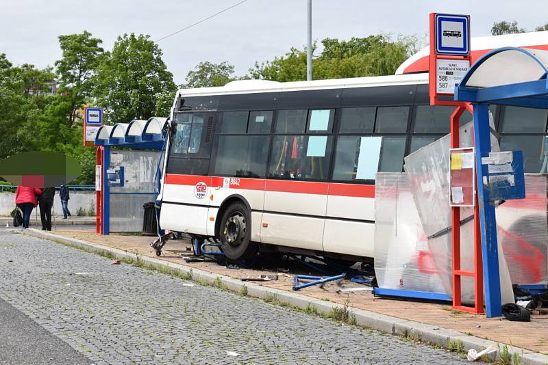 Autobus ve Slaném smetl zastávku, jeden chlapec zemřel.