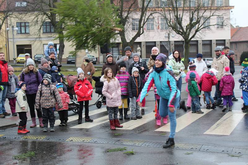 Nedělní soutěž v hodu stromkem sledovaly na novostrašeckém náměstí desítky lidí.