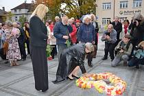 Herečku Jiřinu Štěpničkovou připomíná pamětní dlaždice před kladenským divadlem.