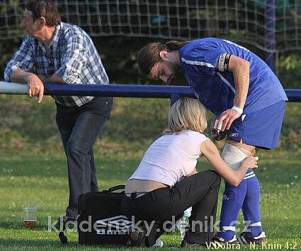 Doberský stoper Dufek umí pěkně přitlačit, tady ale potřeboval ošetření sám. Má ho kvalitní...